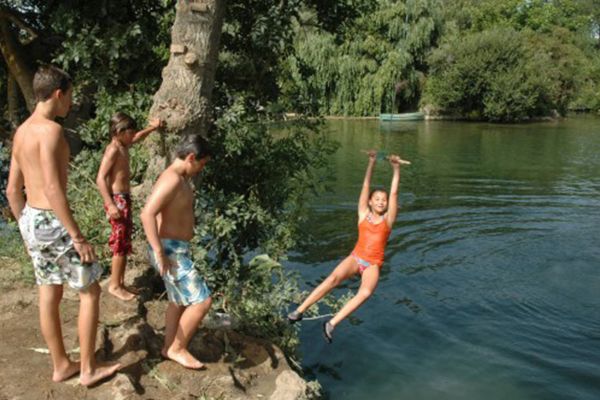 Baño en el rio-Charante-viatges-sant-andreu